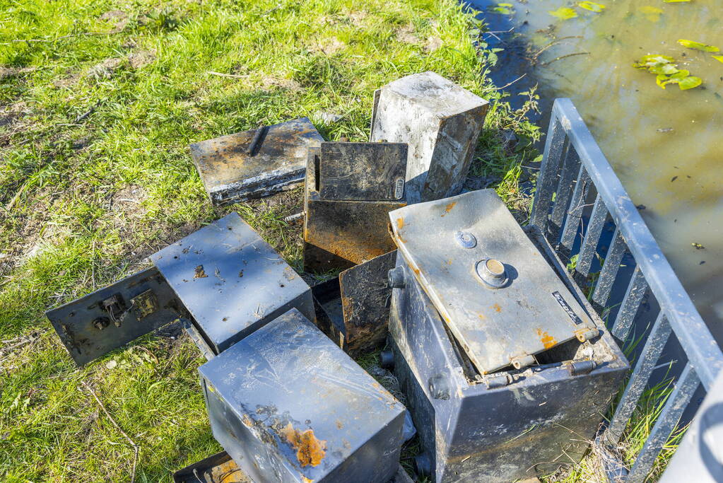 Meerdere verroeste kluizen uit vijver gehaald