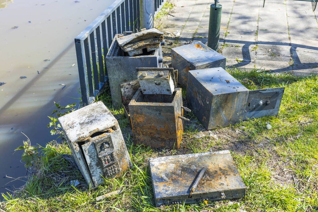 Meerdere verroeste kluizen uit vijver gehaald