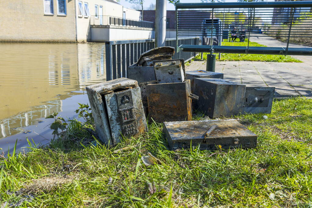 Meerdere verroeste kluizen uit vijver gehaald