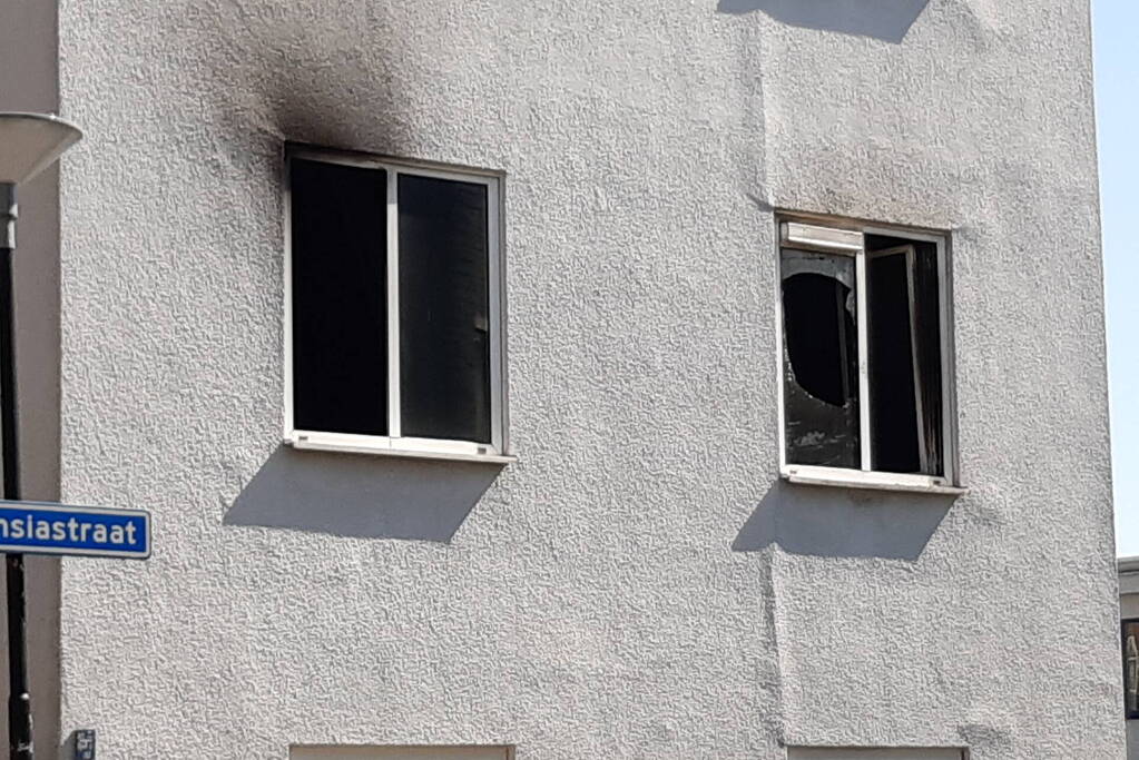 Brand in slaapkamer van portiekwoning