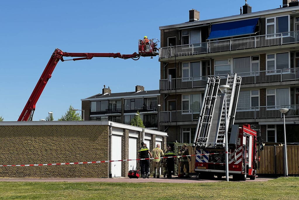 Dikke zwarte rookwolken uit de flatwoning