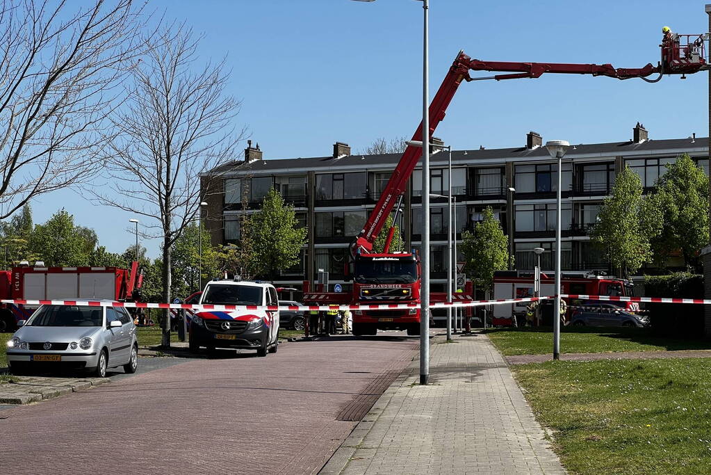 Dikke zwarte rookwolken uit de flatwoning