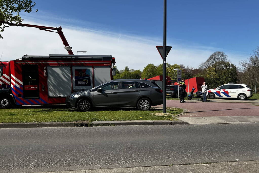 Dikke zwarte rookwolken uit de flatwoning
