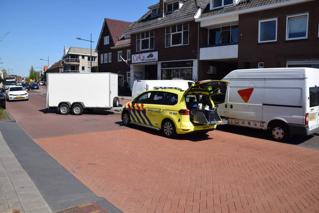 Scooter vliegt over motorkap van bestelbus