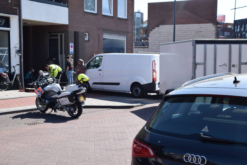 Scooter vliegt over motorkap van bestelbus