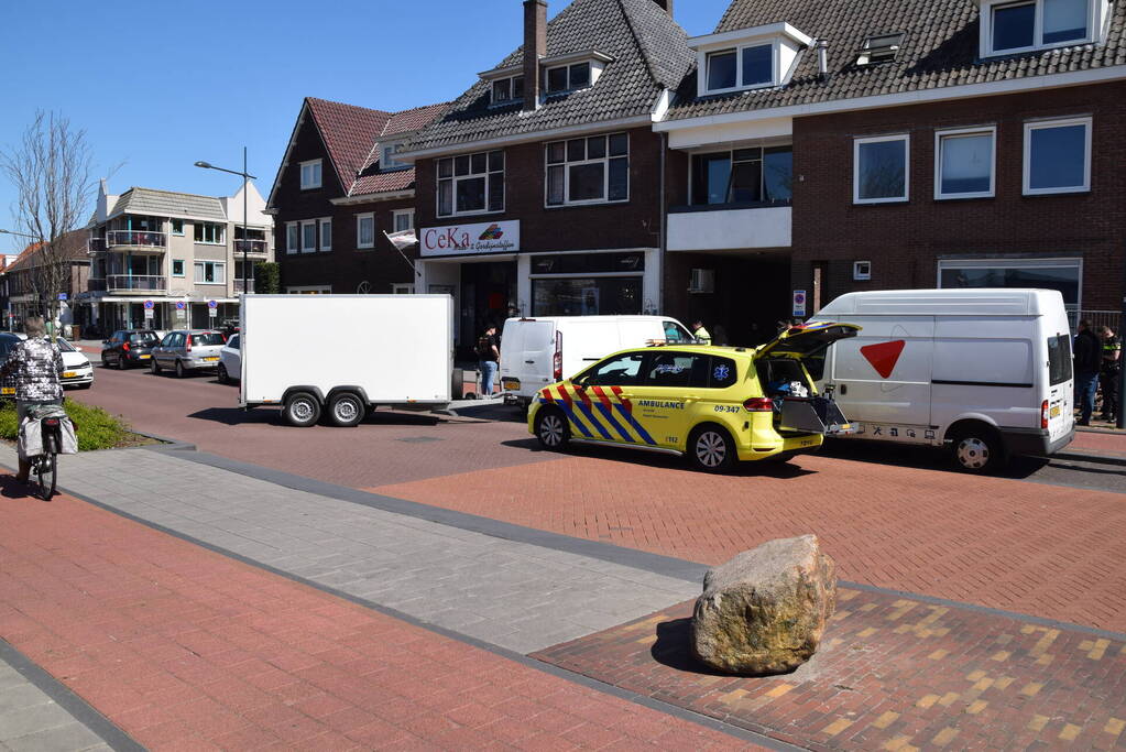 Scooter vliegt over motorkap van bestelbus