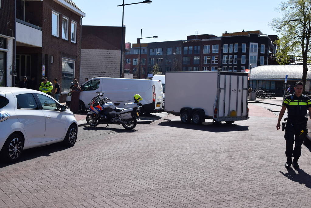 Scooter vliegt over motorkap van bestelbus