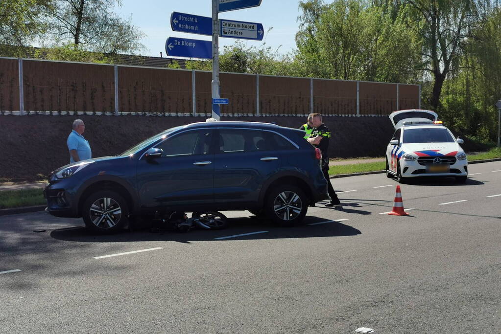Bestuurder snorscooter gewond bij aanrijding met personenauto