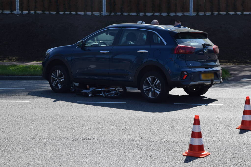 Bestuurder snorscooter gewond bij aanrijding met personenauto