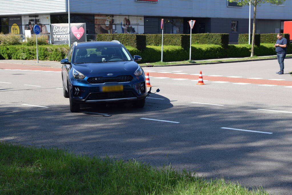 Bestuurder snorscooter gewond bij aanrijding met personenauto