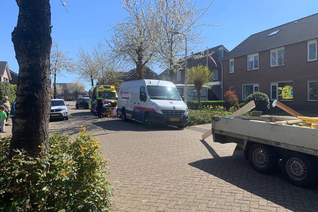 Fietsster botst tegen openslaande deur van geparkeerde auto