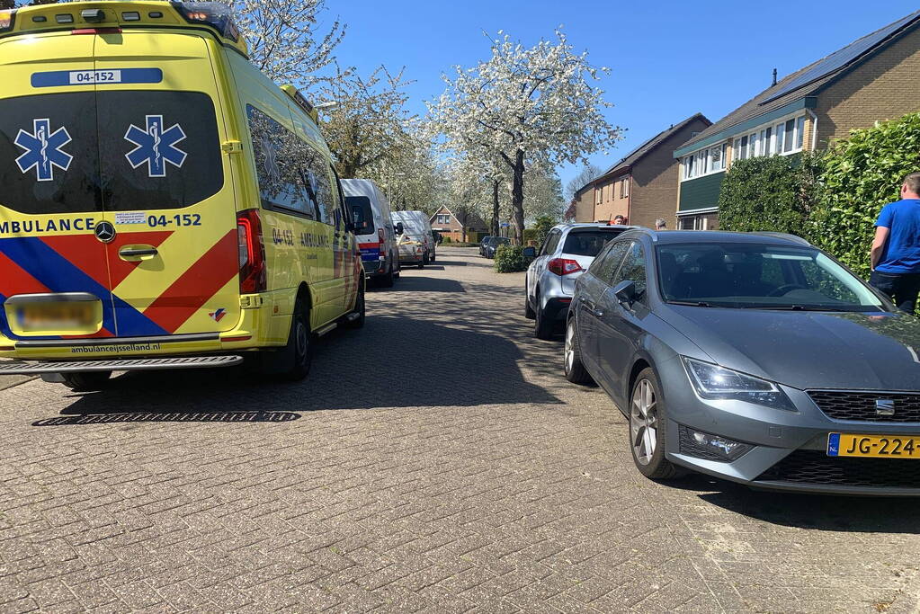 Fietsster botst tegen openslaande deur van geparkeerde auto