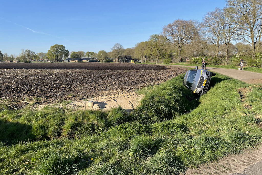 Personenauto belandt in greppel na ongeval