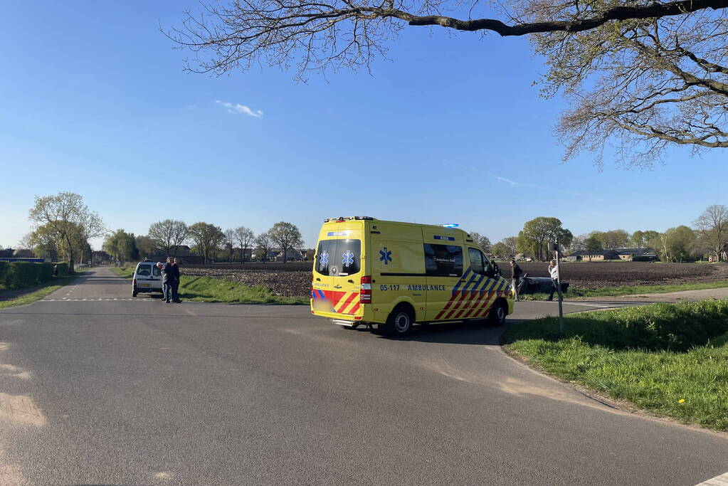 Personenauto belandt in greppel na ongeval