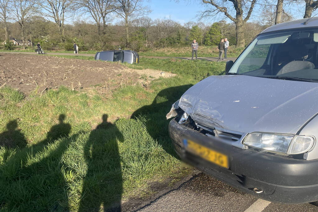 Personenauto belandt in greppel na ongeval