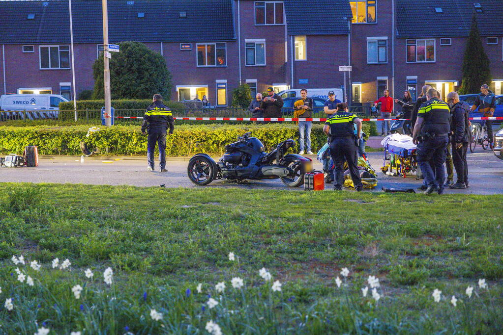 Driewielmotor op de kop na botsing met lantaarnpaal