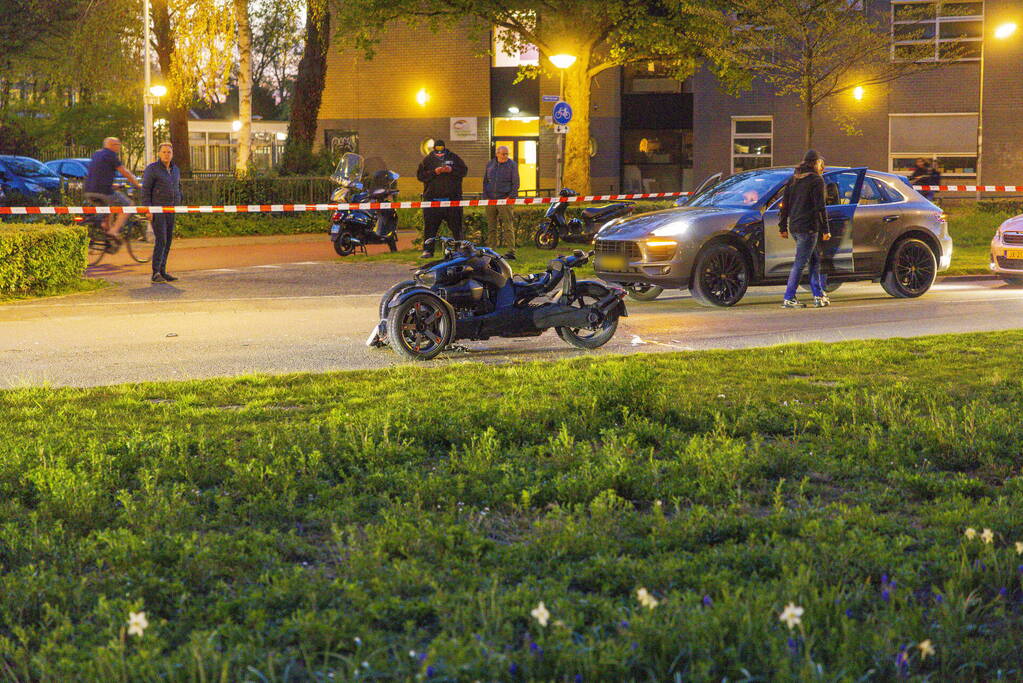 Driewielmotor op de kop na botsing met lantaarnpaal