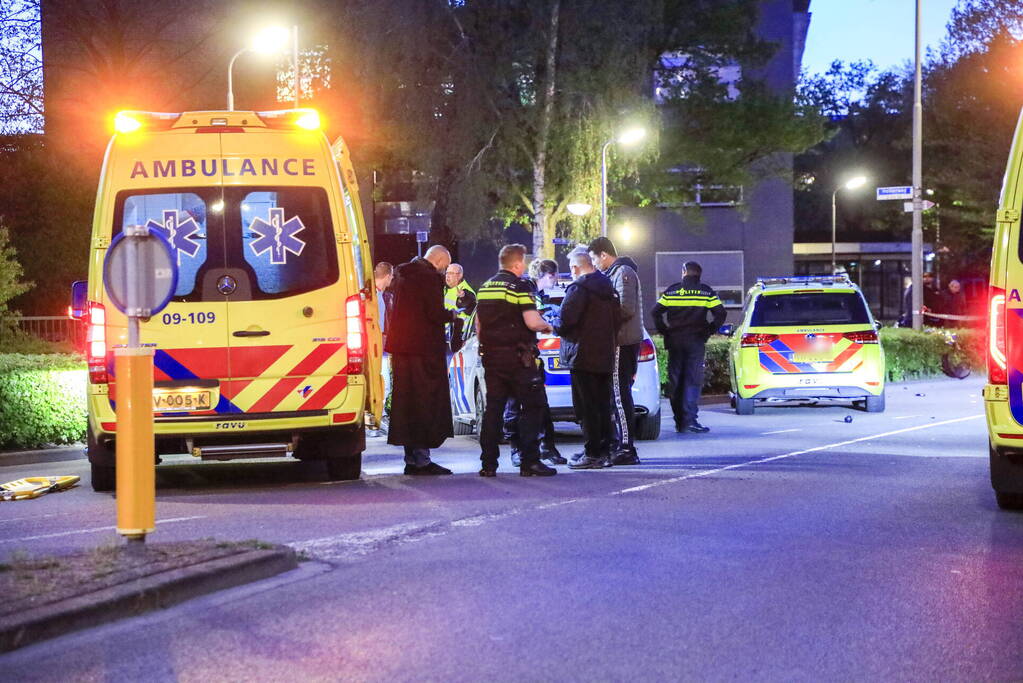 Driewielmotor op de kop na botsing met lantaarnpaal