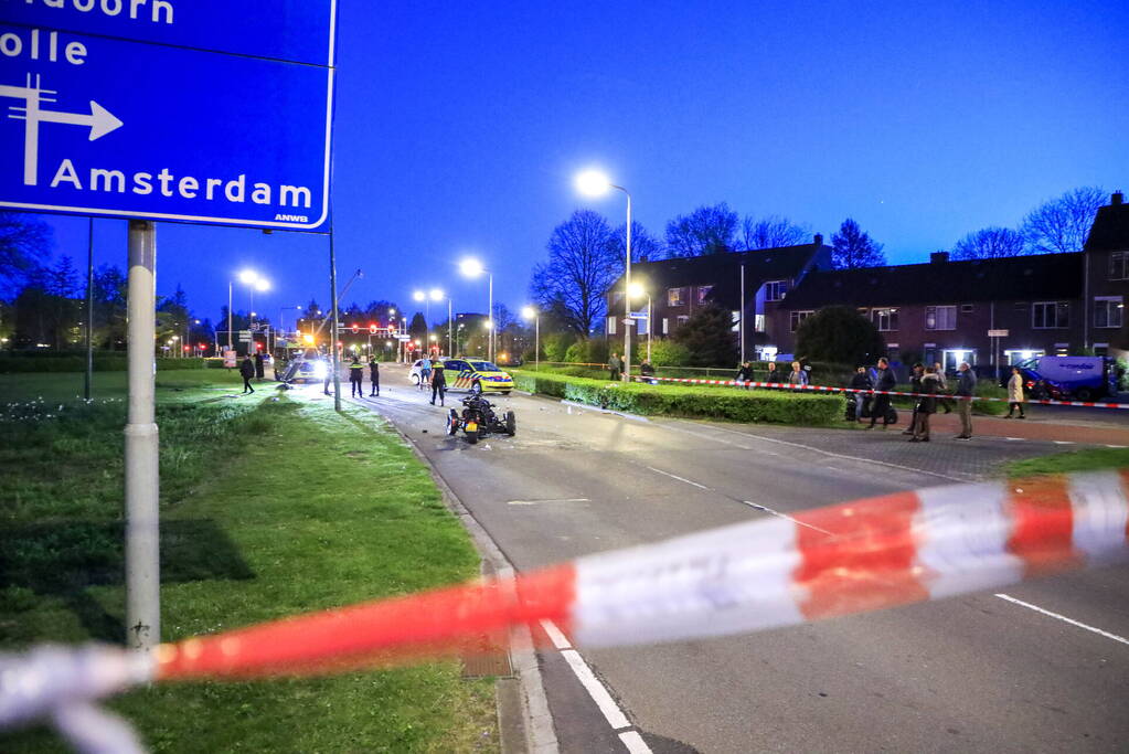 Driewielmotor op de kop na botsing met lantaarnpaal