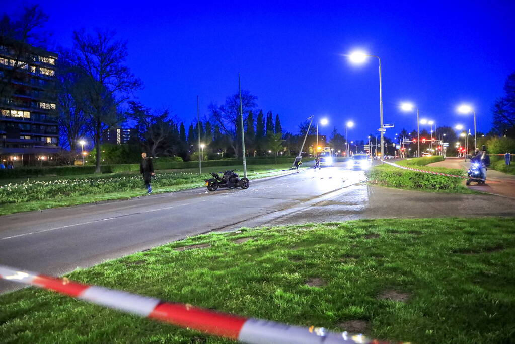 Driewielmotor op de kop na botsing met lantaarnpaal