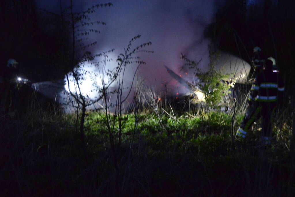 Stapel met hout vliegt in brand