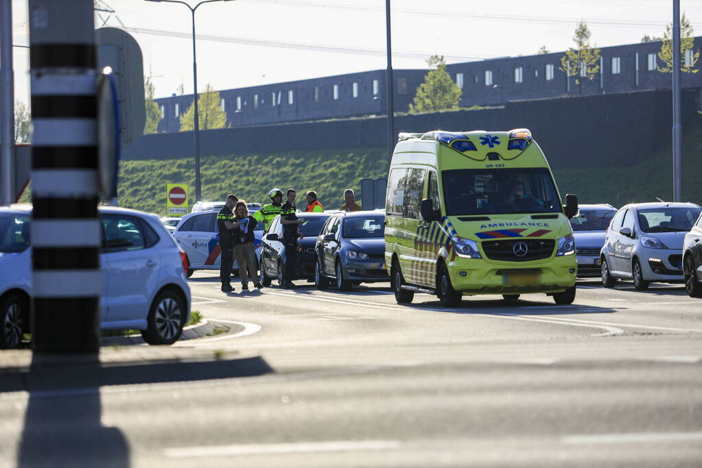 Kop-staartbotsing op afrit van snelweg