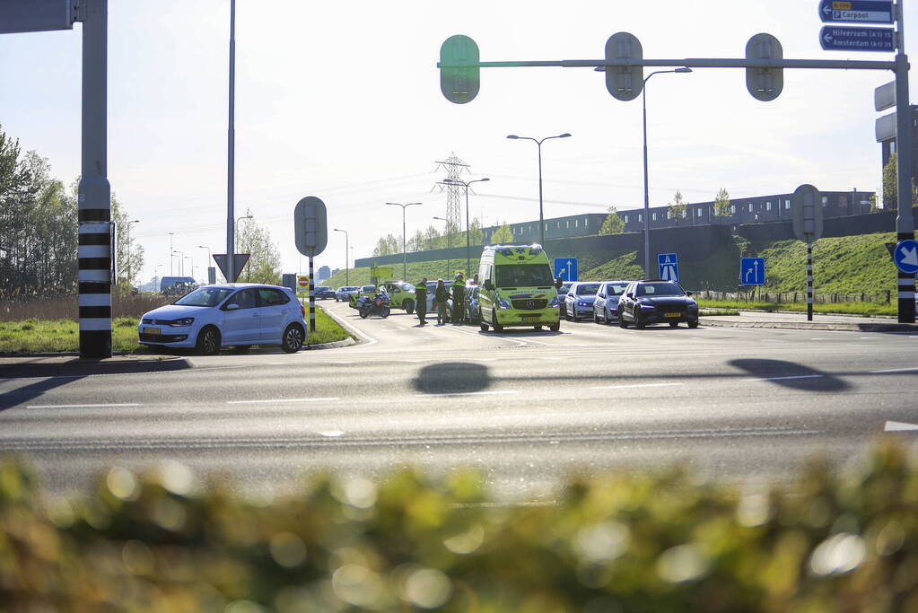 Kop-staartbotsing op afrit van snelweg