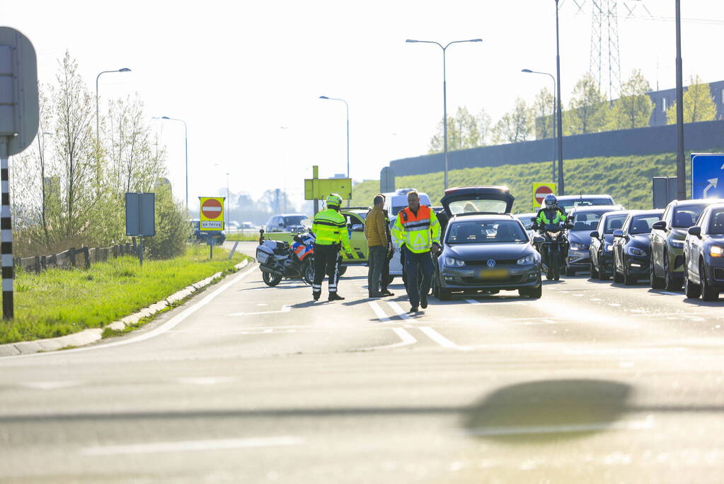 Kop-staartbotsing op afrit van snelweg