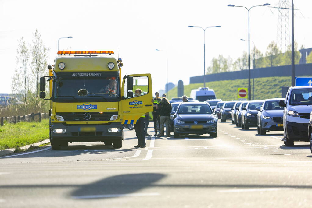 Kop-staartbotsing op afrit van snelweg