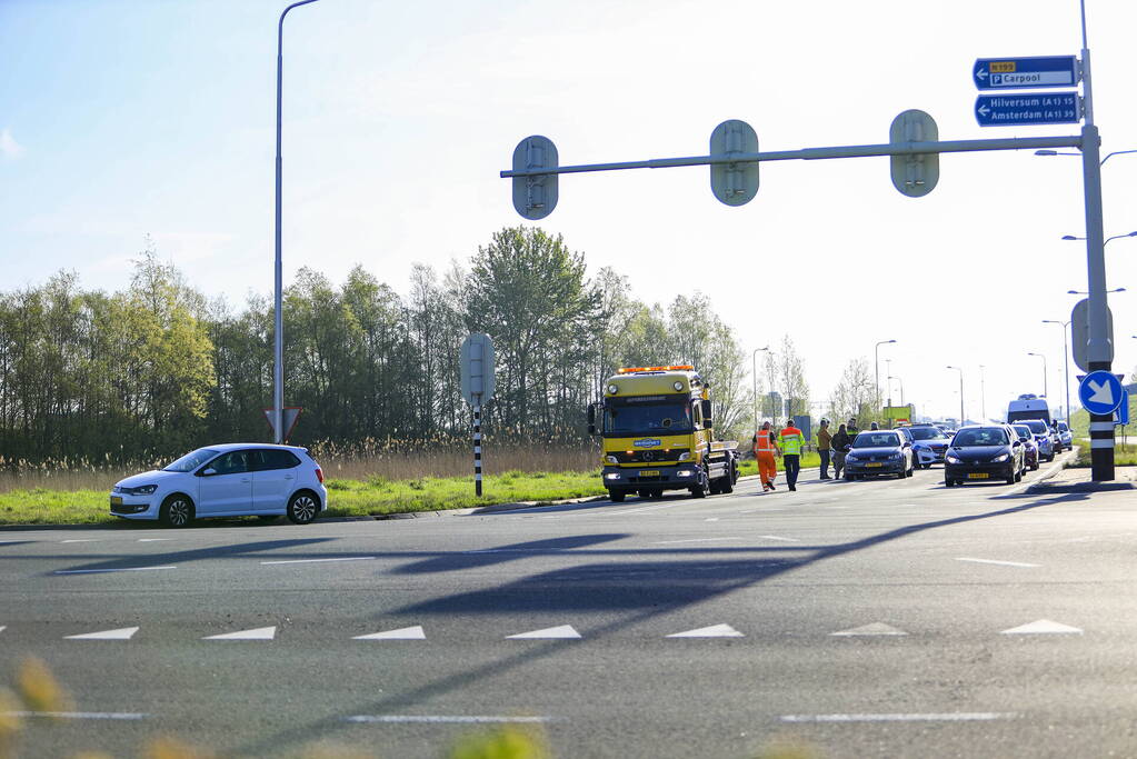 Kop-staartbotsing op afrit van snelweg