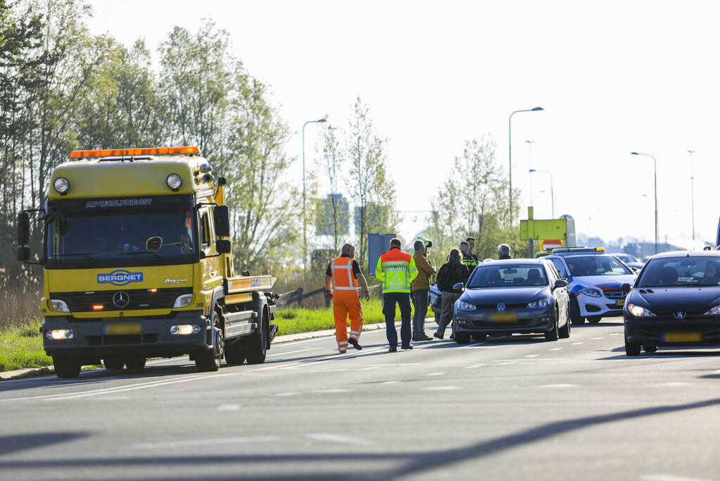 Kop-staartbotsing op afrit van snelweg