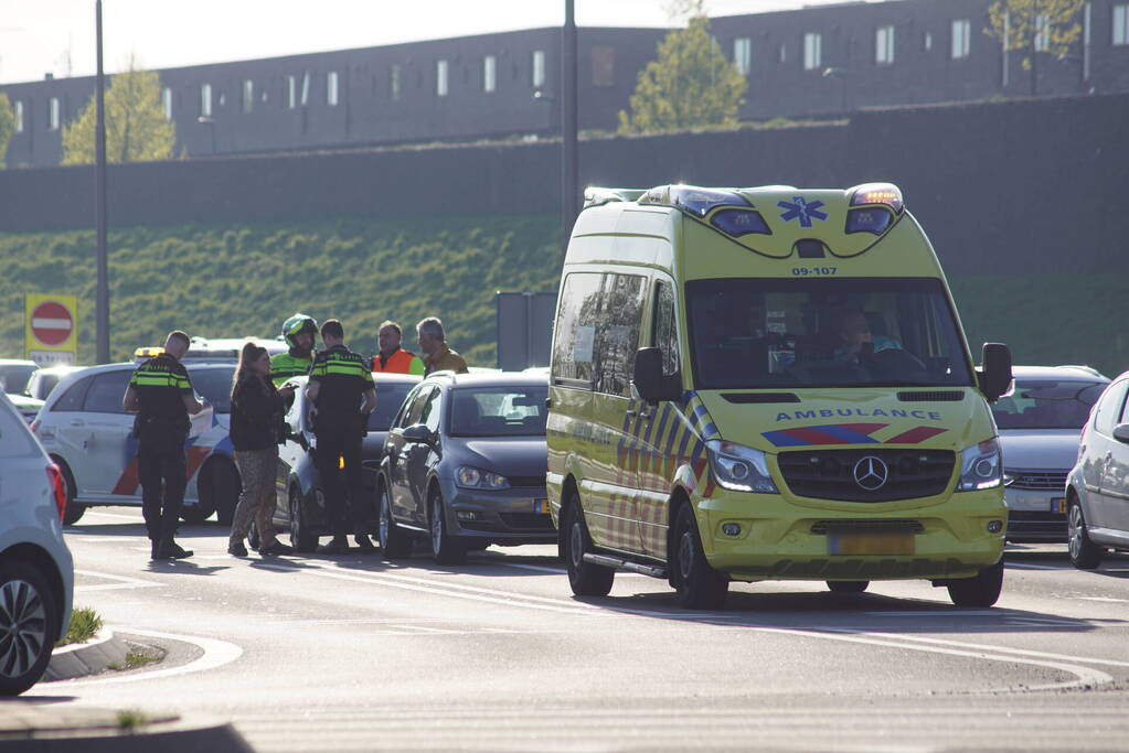 Kop-staartbotsing op afrit van snelweg