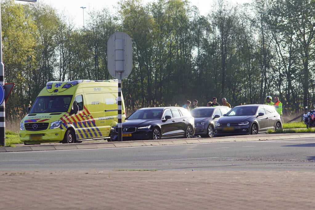 Kop-staartbotsing op afrit van snelweg
