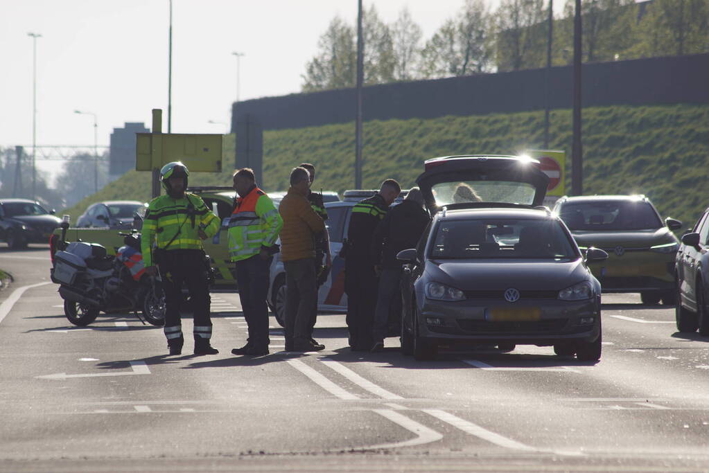 Kop-staartbotsing op afrit van snelweg