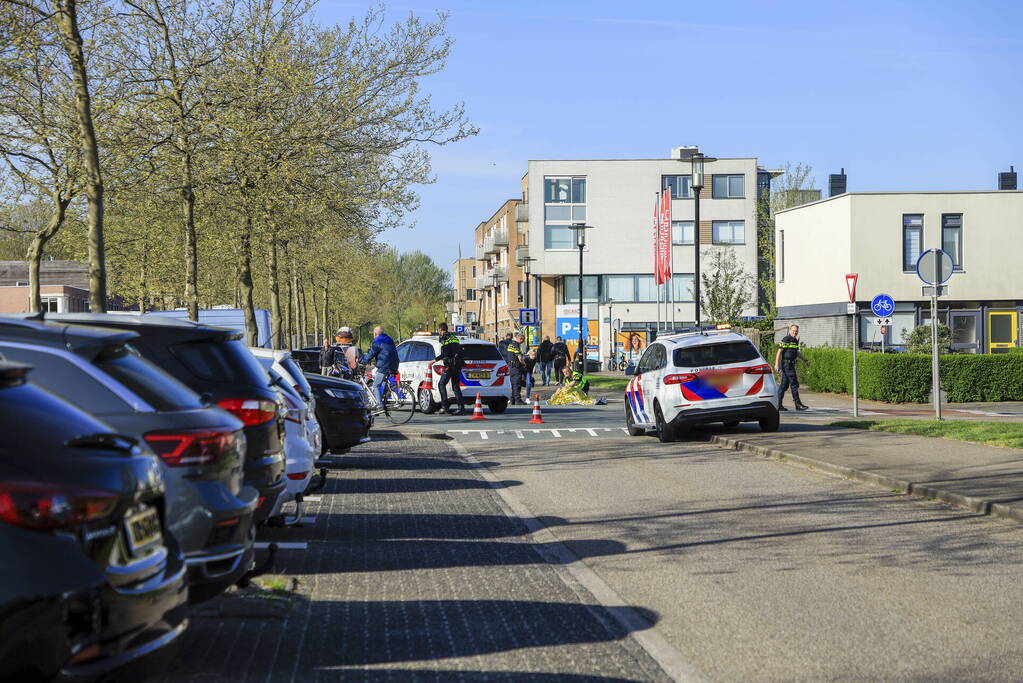 Vrouw op fiets geschept door personenauto