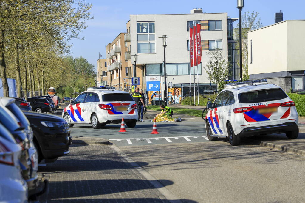 Vrouw op fiets geschept door personenauto