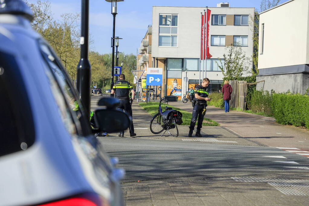 Vrouw op fiets geschept door personenauto