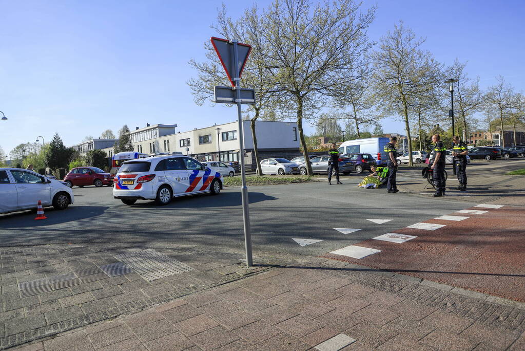Vrouw op fiets geschept door personenauto