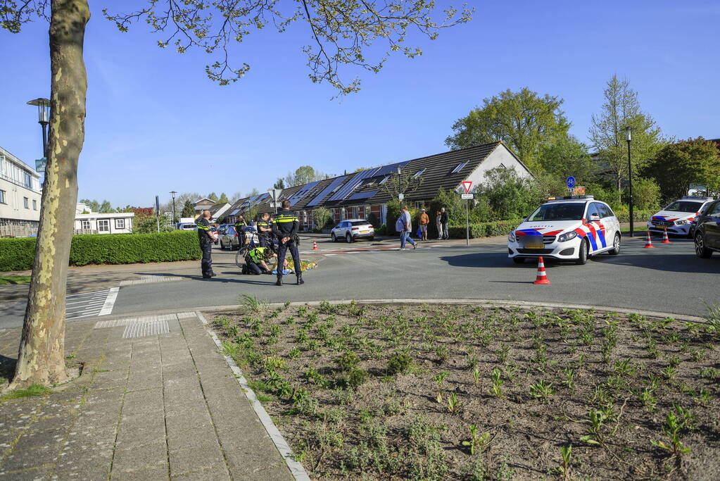 Vrouw op fiets geschept door personenauto