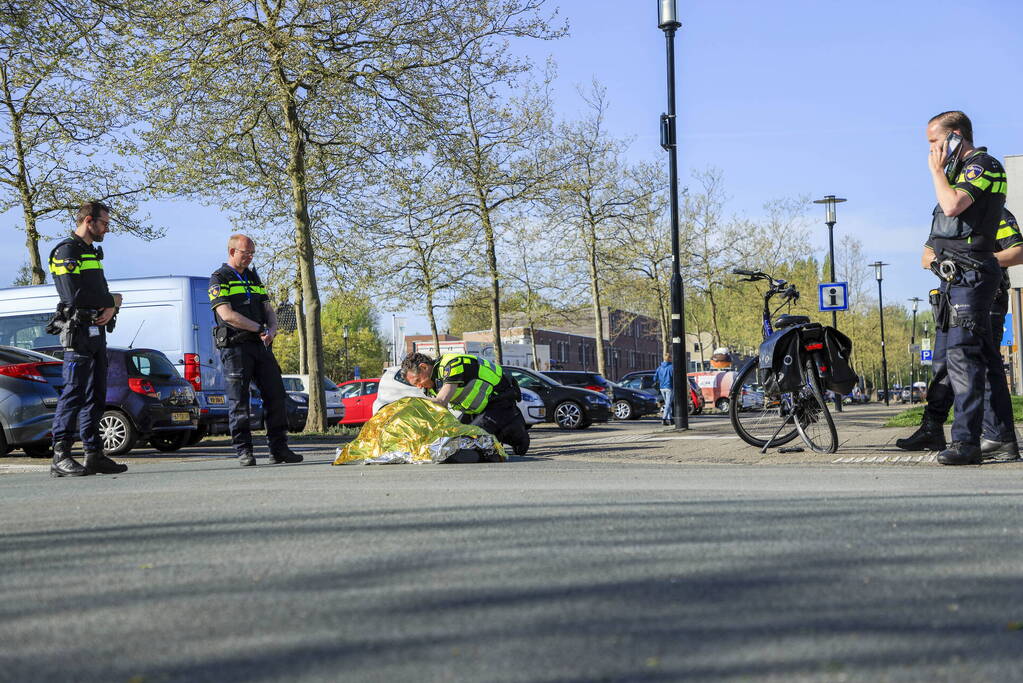 Vrouw op fiets geschept door personenauto