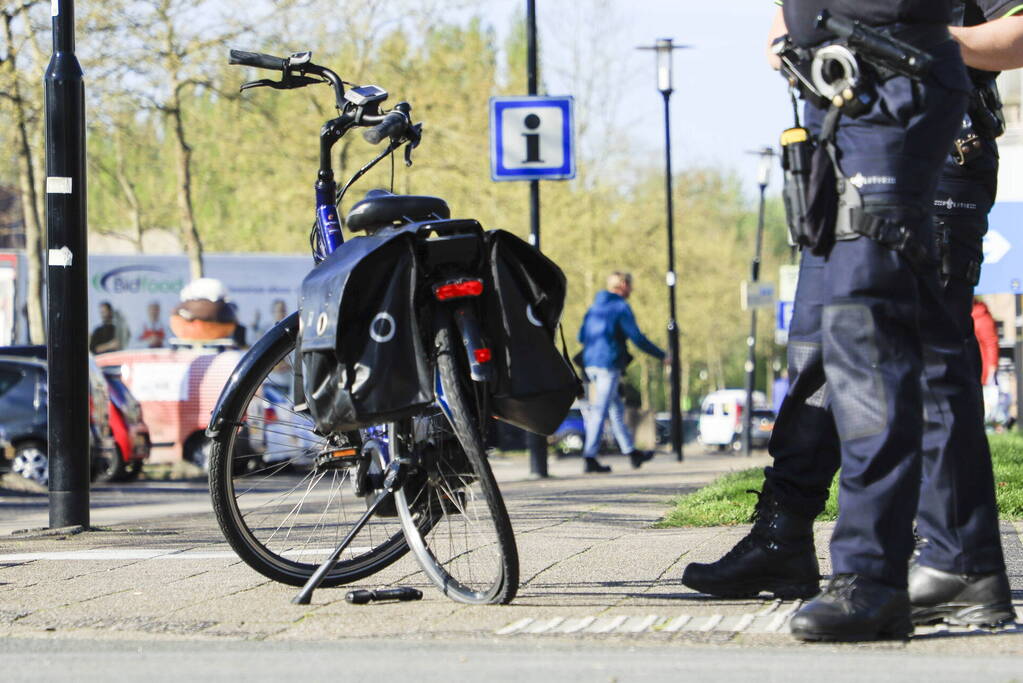 Vrouw op fiets geschept door personenauto