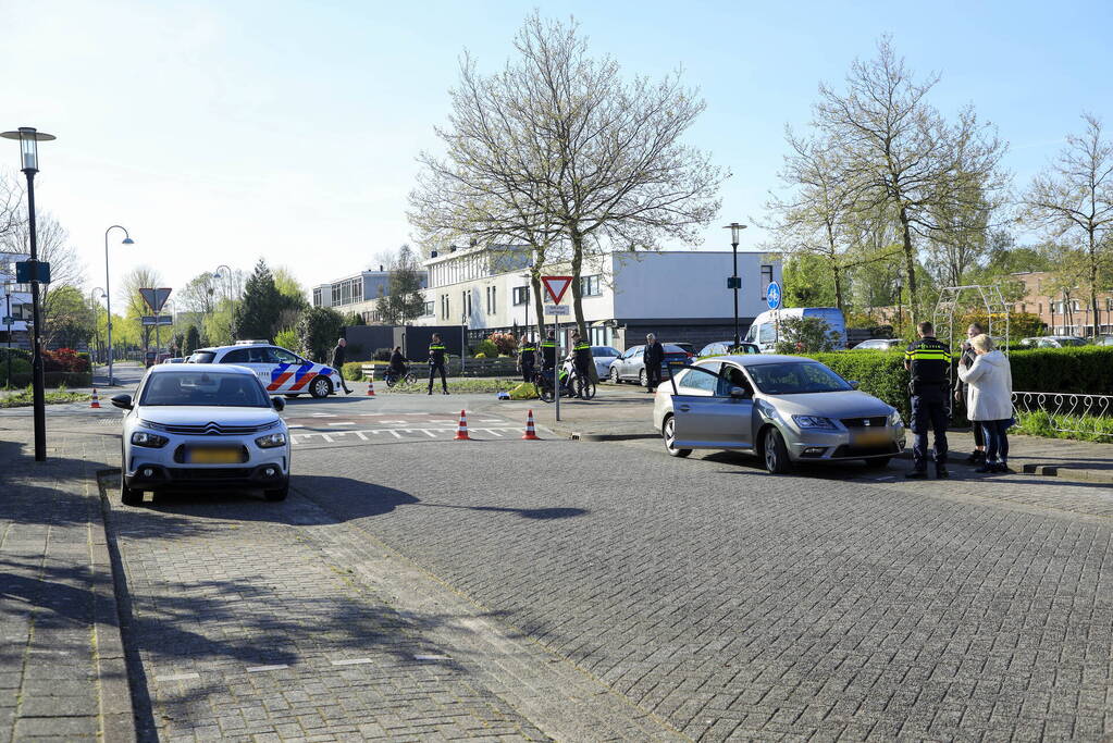 Vrouw op fiets geschept door personenauto