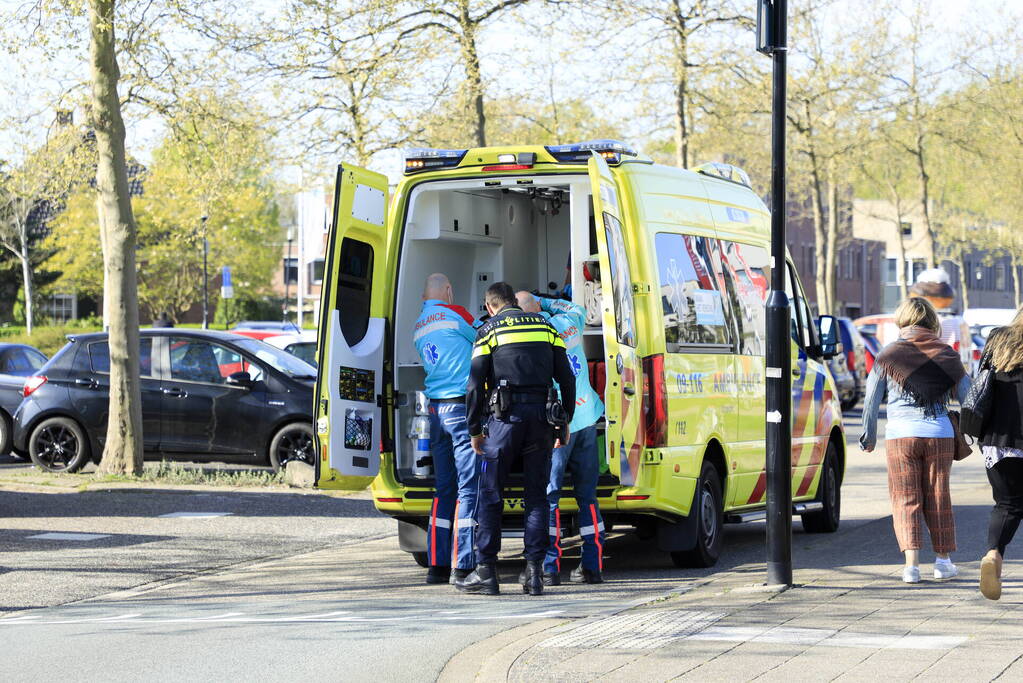 Vrouw op fiets geschept door personenauto
