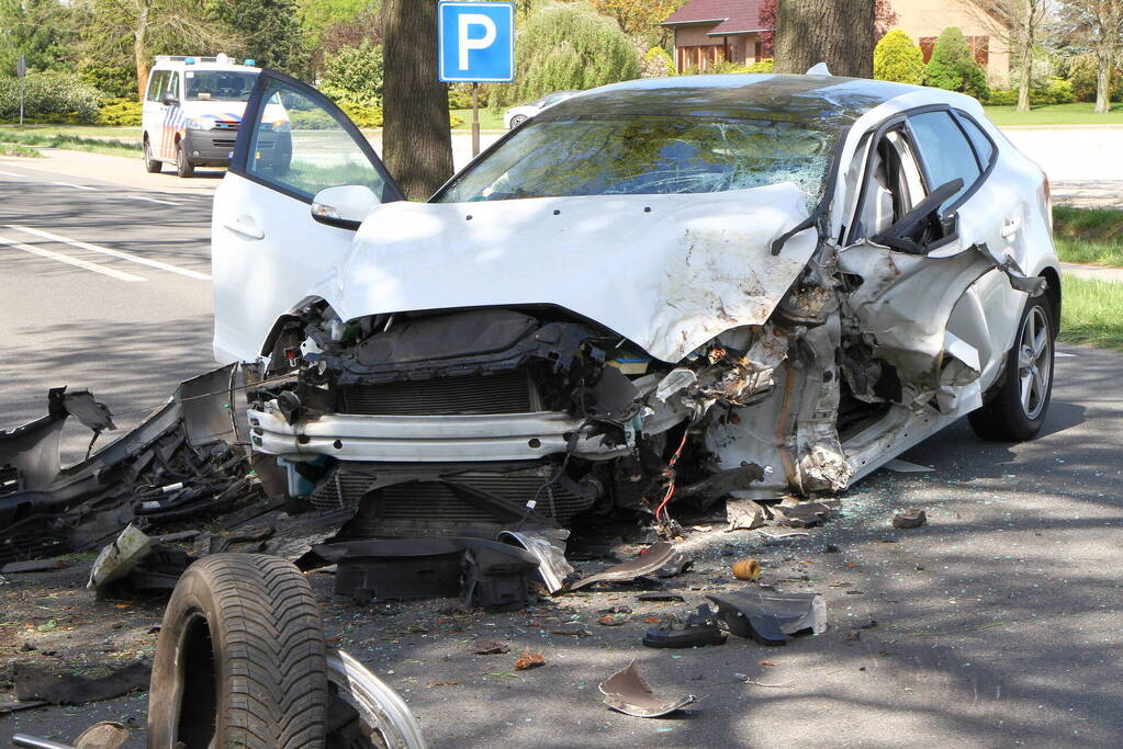 Automobilist gewond bij botsing tegen boom