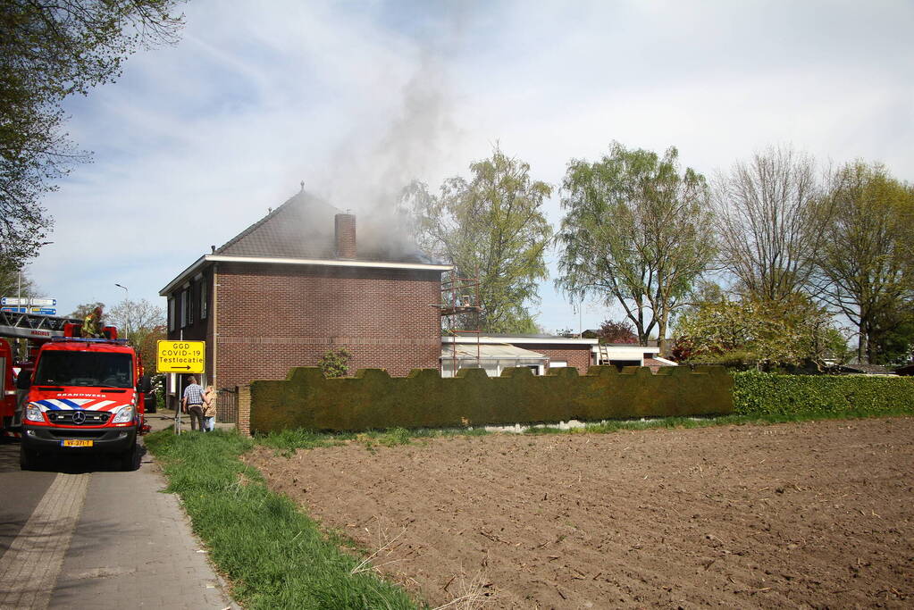 Veel rook bij uitslaande woningbrand
