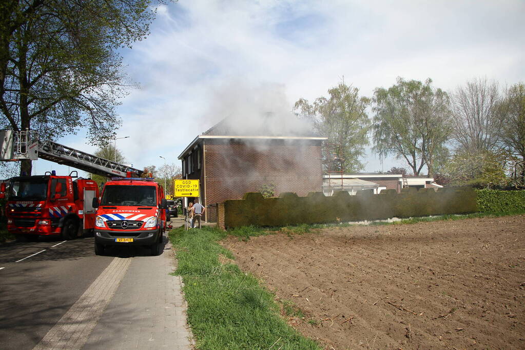 Veel rook bij uitslaande woningbrand