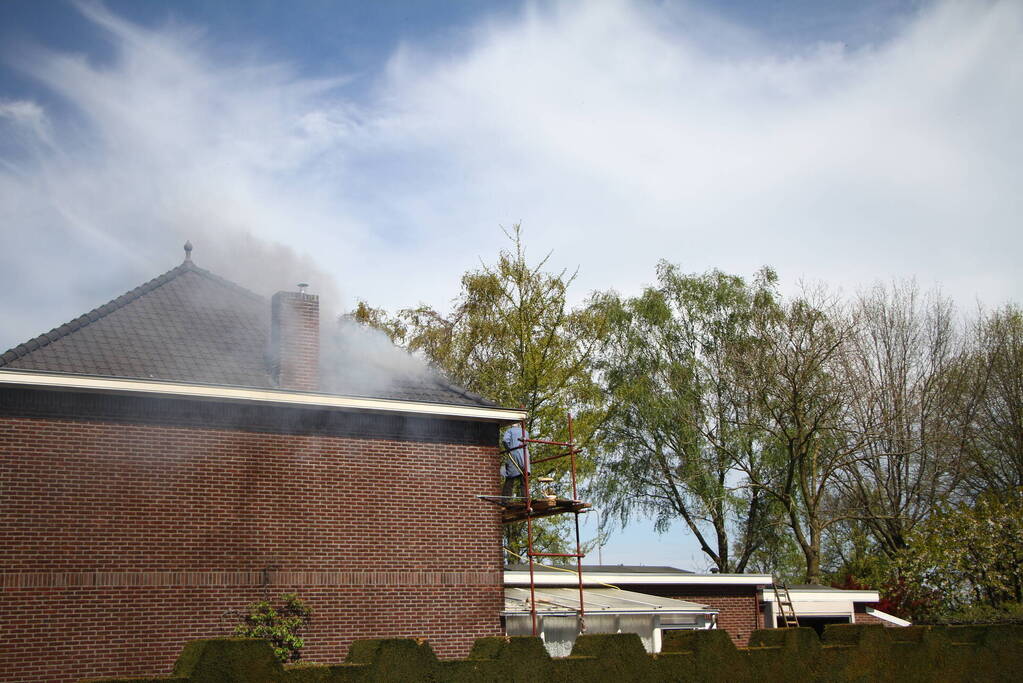 Veel rook bij uitslaande woningbrand