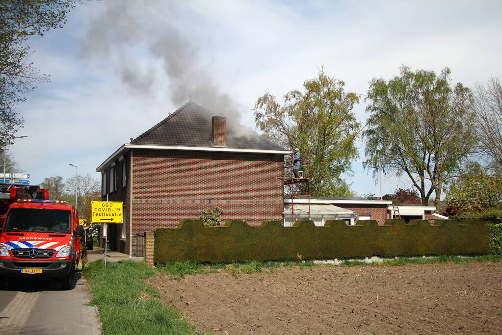 Veel rook bij uitslaande woningbrand