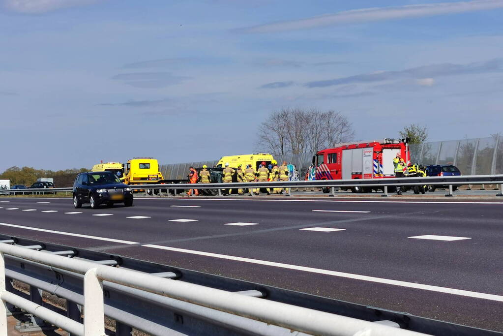 Auto belandt op zijn kop bij ongeval