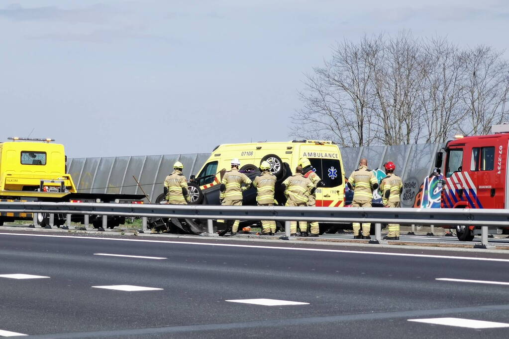 Auto belandt op zijn kop bij ongeval